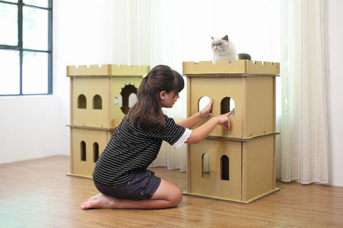 Petique London Bridge Cat House